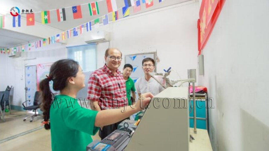 美國(guó)客戶到訪金昶泰采購(gòu)口香糖設(shè)備(捏合機(jī))